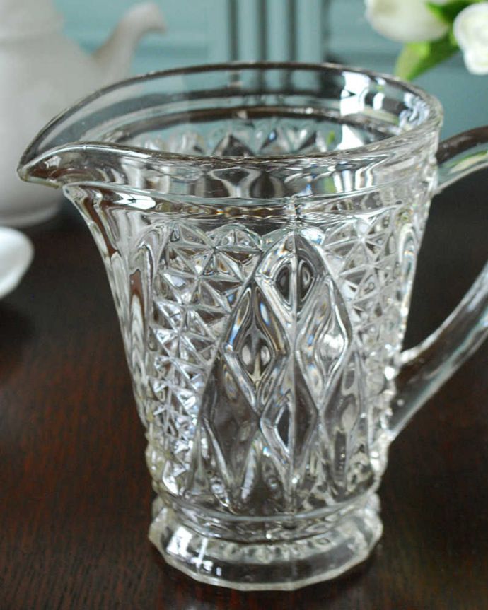 アンティーク 雑貨のガラス小物　アンティーク雑貨　キラキラ輝くダイヤ型が美しいアンティークプレスドグラスのウォータージャグ。英国の家庭には必ずあるウォータージャグアルコールを飲まない人のためにテーブルの中央にお水を置いて置かれていたウォータージャグ。(pg-6278)
