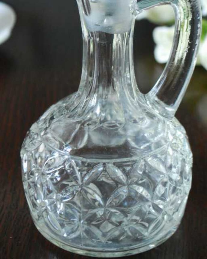 アンティーク 雑貨のガラス小物　アンティーク雑貨　宝石のようなフタが付いたガラスのデカンタ、アンティークのプレスドグラス。キラキラ輝く大人のデカンタ見ているだけで幸せになるような美しいフォルムのデカンタ。(pg-6279)