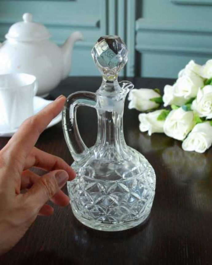 アンティーク 雑貨のガラス小物　アンティーク雑貨　宝石のようなフタが付いたガラスのデカンタ、アンティークのプレスドグラス。ガラスのフタもちゃんと付いています。(pg-6279)