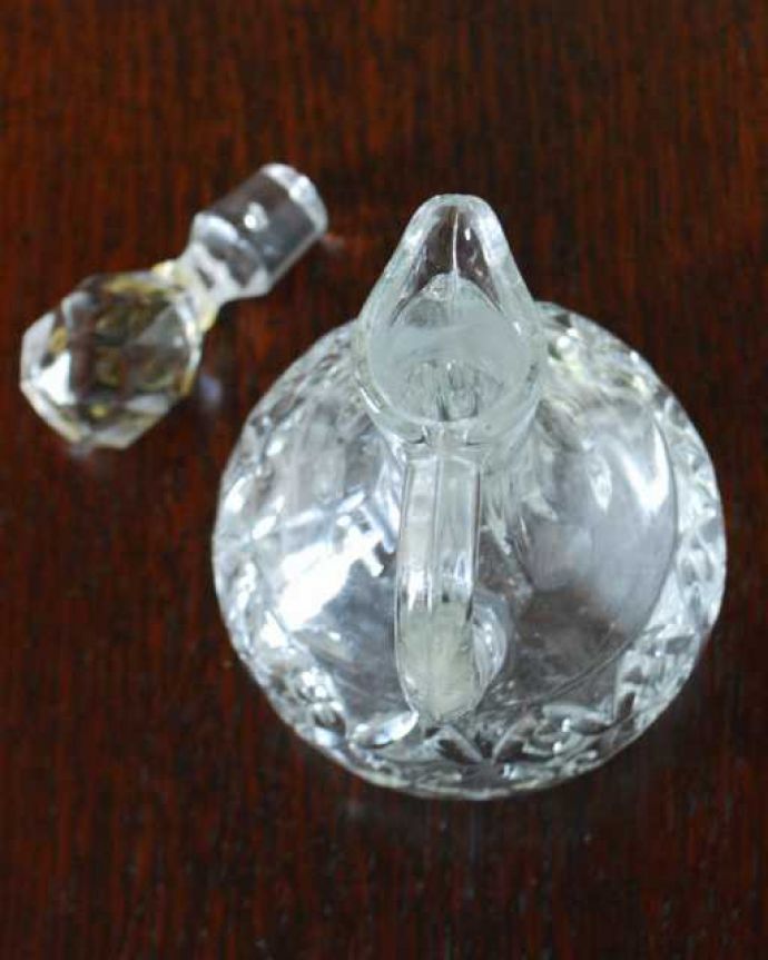 アンティーク 雑貨のガラス小物　アンティーク雑貨　宝石のようなフタが付いたガラスのデカンタ、アンティークのプレスドグラス。上から見るとこんな感じです。(pg-6279)