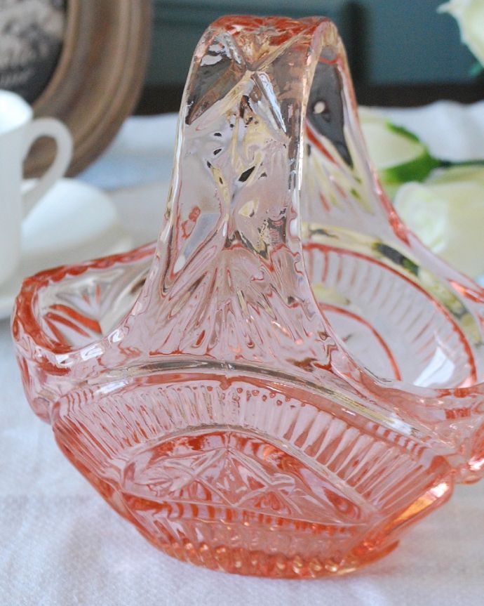 アンティーク 雑貨のガラス小物　アンティーク雑貨　めずらしいピンク色が可愛いアンティークのプレスドグラスのバスケット。ガラスで出来た持ち手付きの可愛いバスケット見ているだけで可愛いバスケットの形をしたアンティークのプレスドグラス。(pg-6291)