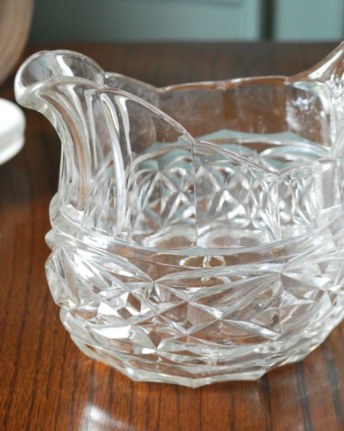 アンティーク 雑貨のガラス小物　アンティーク雑貨　イギリスで見つけた華やかなアンティーク雑貨、プレスドグラスのウォータージャグ。英国の家庭には必ずあるウォータージャグアルコールを飲まない人のためにテーブルの中央にお水を置いて置かれていたウォータージャグ。(pg-6292)