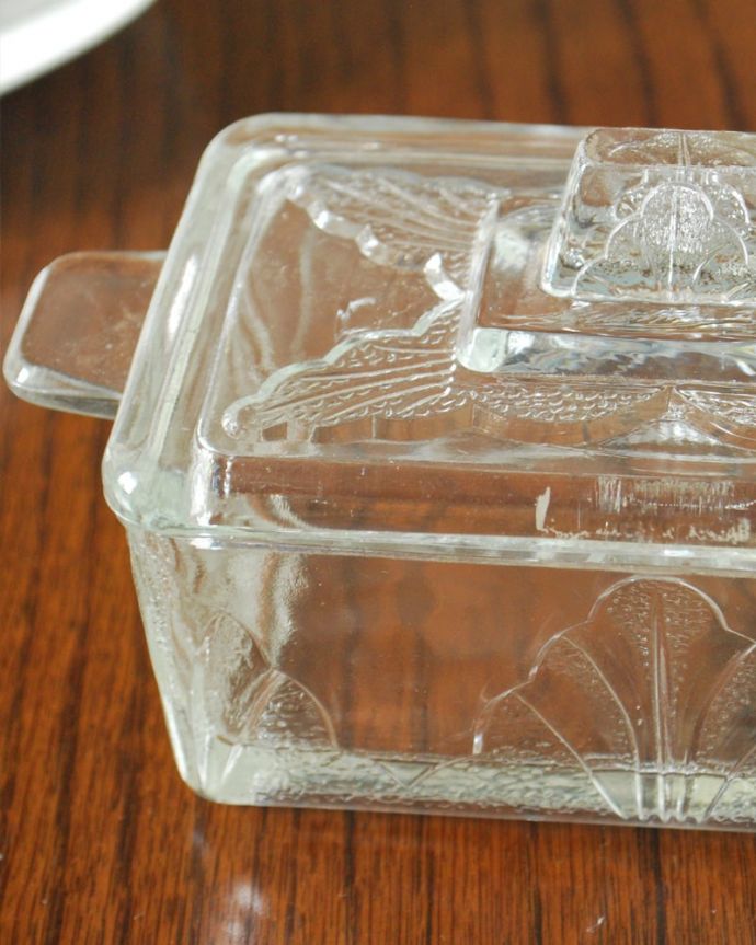アンティーク 雑貨のガラス小物　アンティーク雑貨　イギリスから届いたアンティークのプレスドグラス、ふた付きのガラスバターディッシュ。ディスプレイにもぴったり見た目も華やかなアンティークのバターディッシュです。(pg-6293)