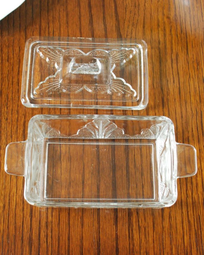 アンティーク 雑貨のガラス小物　アンティーク雑貨　イギリスから届いたアンティークのプレスドグラス、ふた付きのガラスバターディッシュ。上から見るとこんな感じです状態のいいものだけを選んできましたがアンティークなので多少のキズ・汚れがある場合があります。(pg-6293)