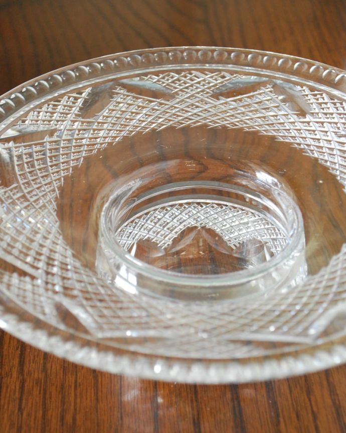 アンティーク 雑貨のガラス小物　アンティーク雑貨　英国から届いたキラキラ輝く水盤の形をしたフラワーベース。お花を入れずに眺めているだけで幸せな時間アンティークのガラスは成分が今のものと違うので、置いておくだけでキラキラ輝いて楽しめます。(pg-6294)