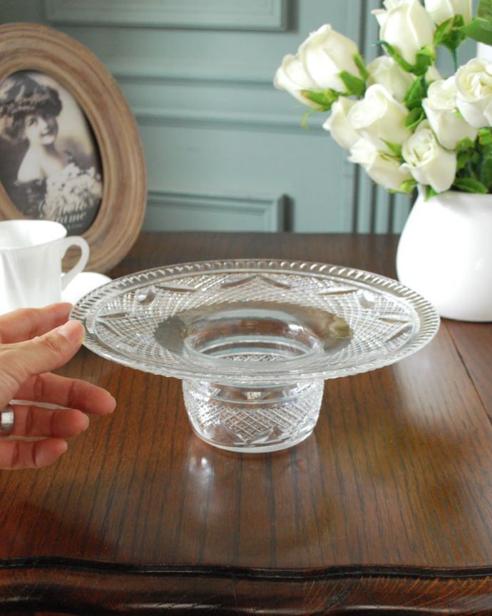 アンティーク 雑貨のガラス小物　アンティーク雑貨　英国から届いたキラキラ輝く水盤の形をしたフラワーベース。気軽に使えるフラワーベース英国らしくいろんなサイズが見つかる花器。(pg-6294)