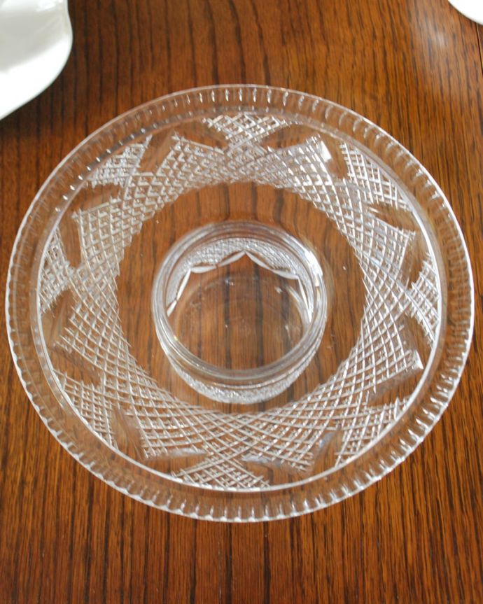 アンティーク 雑貨のガラス小物　アンティーク雑貨　英国から届いたキラキラ輝く水盤の形をしたフラワーベース。上から見るとこんな感じですアンティークなので、多少の欠け・傷がある場合がありますが、使用上問題はありませんのでご了承下さい。(pg-6294)