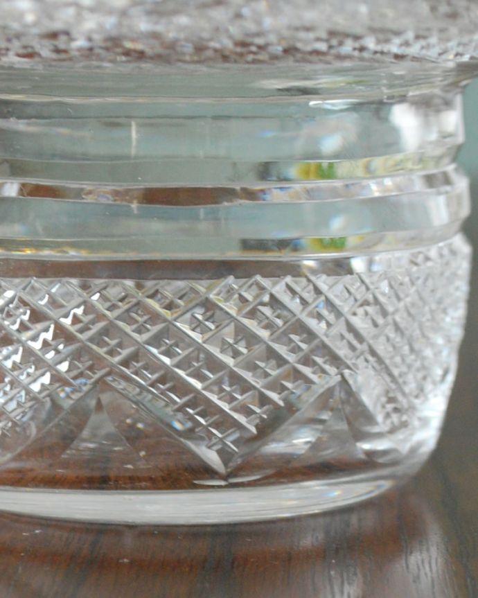 アンティーク 雑貨のガラス小物　アンティーク雑貨　英国から届いたキラキラ輝く水盤の形をしたフラワーベース。カケがあるのでSALE価格ですカケがありました。(pg-6294)