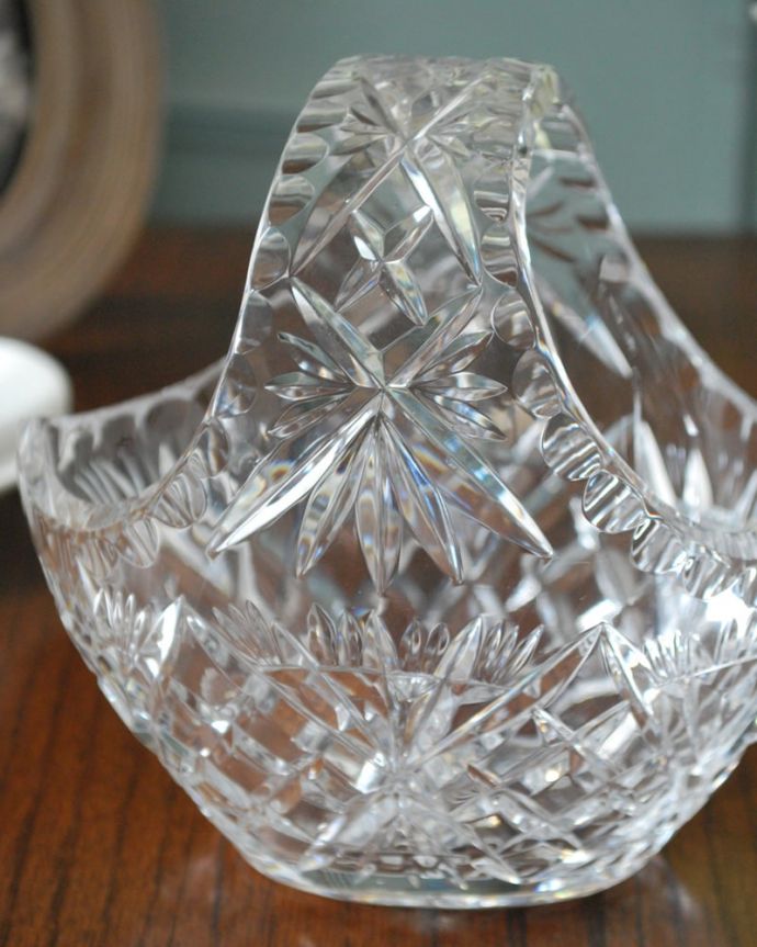 アンティーク 雑貨のガラス小物　アンティーク雑貨　コロンとした形が可愛いキラキラ輝くアンティークのガラスのバスケット。ガラスで出来た持ち手付きの可愛いバスケット見ているだけで可愛いバスケットの形をしたアンティークのプレスドグラス。(pg-6295)