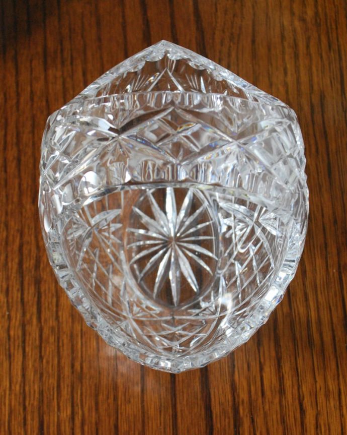 アンティーク 雑貨のガラス小物　アンティーク雑貨　コロンとした形が可愛いキラキラ輝くアンティークのガラスのバスケット。上から見ると･･･アンティークなので多少のキズやカケがある場合はありますが、使用上問題はありませんのでご了承下さい。(pg-6295)