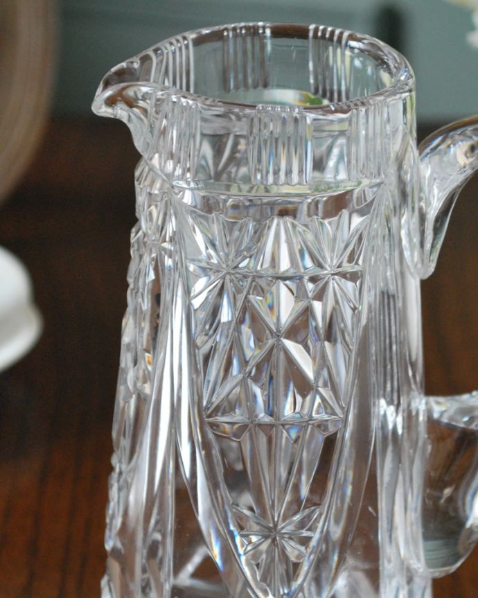アンティーク 雑貨のガラス小物　アンティーク雑貨　英国アンティークのガラス雑貨、キラキラ輝くガラスのピッチャー。英国の家庭には必ずあるウォータージャグアルコールを飲まない人のためにテーブルの中央にお水を置いて置かれていたウォータージャグ。(pg-6296)