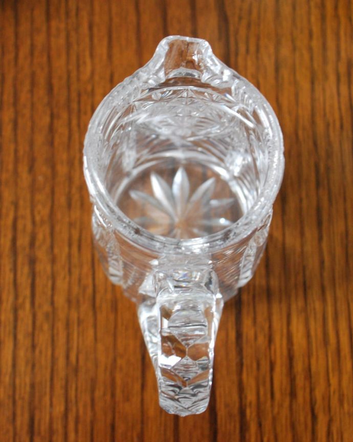 アンティーク 雑貨のガラス小物　アンティーク雑貨　英国アンティークのガラス雑貨、キラキラ輝くガラスのピッチャー。中を見てみると･･･アンティークなので多少のキズやカケがありますが使用上問題がないものだけをご紹介しています。(pg-6296)