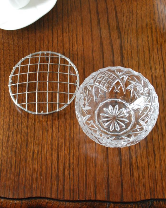 アンティーク 雑貨のガラス小物　アンティーク雑貨　花留め付きのコロンとしたシルエットも可愛いフラワーベース、アンティークプレスドグラス。上から見ると蓋は取り外しが出来るから取り扱いもラクです。(pg-6297)