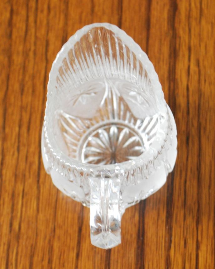 アンティーク 雑貨のガラス小物　アンティーク雑貨　英国アンティークのガラス雑貨、プレスドグラスのミルクピッチャー 。上から見るとこんな感じです。(pg-6299)
