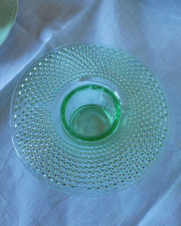アンティーク 雑貨のガラス小物　アンティーク雑貨　英国から届いたアンティークガラス雑貨、水盤の形をしたフラワーベース（グリーン）。上からのぞいて見ると･･･アンティークなので多少のキズ・欠けがある場合がありますが、使用上問題はありませんので、ご了承下さい。(pg-6302)
