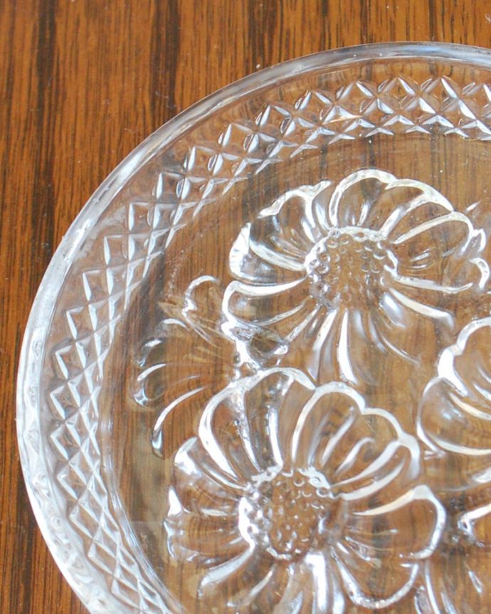 アンティーク 雑貨のガラス小物　アンティーク雑貨　イギリスのアンティークガラス雑貨、お花模様のコースター（プレスドグラス）。お茶の時間を華やかにする小さなガラスのコースター毎日のお茶の時間や、特別なおもてなしにもピッタリな美しいガラスのコースターです。(pg-6307)