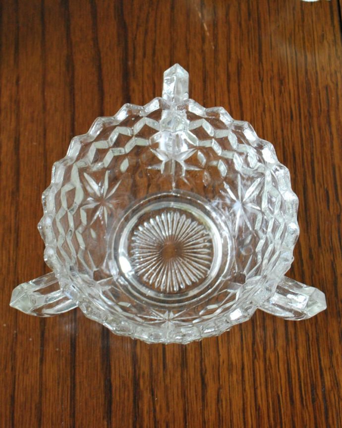 アンティーク 雑貨のガラス小物　アンティーク雑貨　イギリスのアンティークガラス雑貨、持ち手付きのデザートグラス（プレスドグラス）。上から見るとこんな感じです。(pg-6309)