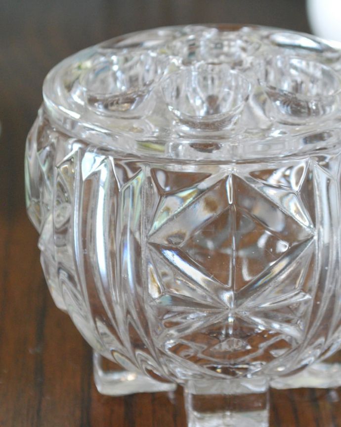 アンティーク 雑貨のガラス小物　アンティーク雑貨　イギリスのアンティークガラス雑貨、プレスドグラスのフラワーベース（花留め付き）。見つかった時はラッキー☆ガラスのフラワーベースガラスの花留めが割れずに今まで残っていてくれたことにまずは感謝。(pg-6311)