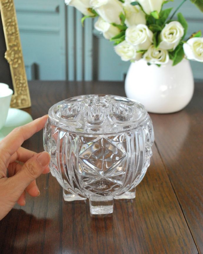 アンティーク 雑貨のガラス小物　アンティーク雑貨　イギリスのアンティークガラス雑貨、プレスドグラスのフラワーベース（花留め付き）。挿すだけで誰でも簡単アレンジ切ったお花を花留めに挿すだけで、誰でもステキにアレンジメントが作れます。(pg-6311)