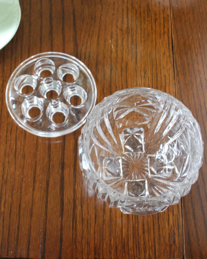 アンティーク 雑貨のガラス小物　アンティーク雑貨　イギリスのアンティークガラス雑貨、プレスドグラスのフラワーベース（花留め付き）。上からのぞいて見ると･･･アンティークなので多少のキズ・欠けがある場合がありますが、使用上問題はありませんので、ご了承下さい。(pg-6311)