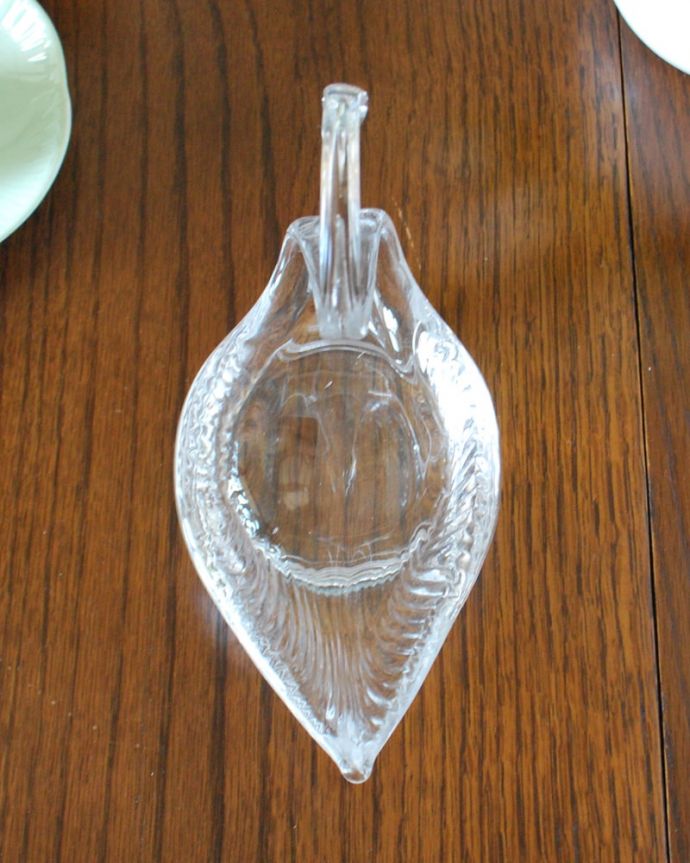 アンティーク 雑貨のガラス小物　アンティーク雑貨　イギリスのアンティークプレスドグラス、泳ぐ姿が美しいスワン（白鳥）。上から見るとこんな感じです。(pg-6312)