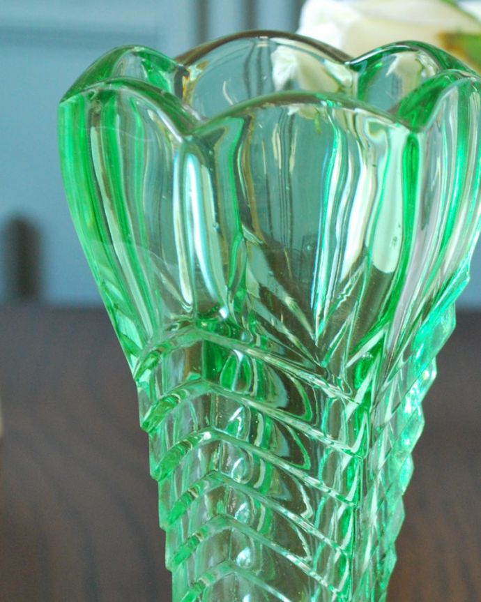 アンティーク 雑貨のガラス小物　アンティーク雑貨　イギリスアンティークガラス雑貨、グリーンのフラワーベース（プレスドグラス）。普段の生活にパッと華を添えてくれるアンティーク気軽に使えるアンティークのプレスドグラスの中で、もっとも英国らしいアイテムの花器。(pg-6313)