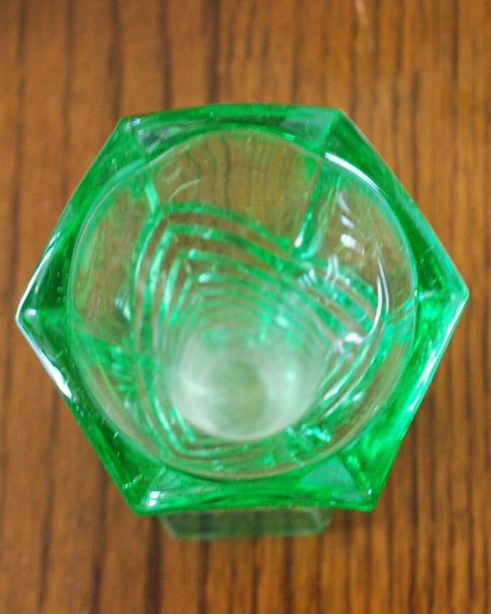 アンティーク 雑貨のガラス小物　アンティーク雑貨　イギリスアンティークガラス雑貨、グリーンのフラワーベース（プレスドグラス）。上から見て中をチェックアンティークなので多少の欠けやキズがある場合がありますが、使用上問題ありませんのでご了承下さい。(pg-6313)