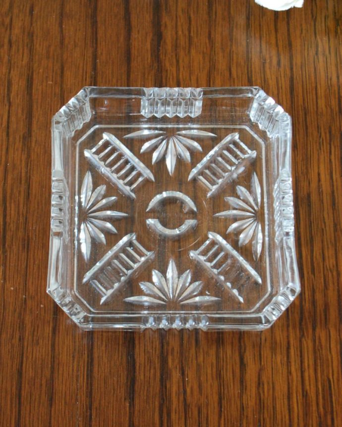 アンティーク 雑貨のガラス小物　アンティーク雑貨　イギリスで見つけたアンティーク雑貨、プレスドグラスのスクエアプレート。上から見るとこんな感じです。(pg-6314)