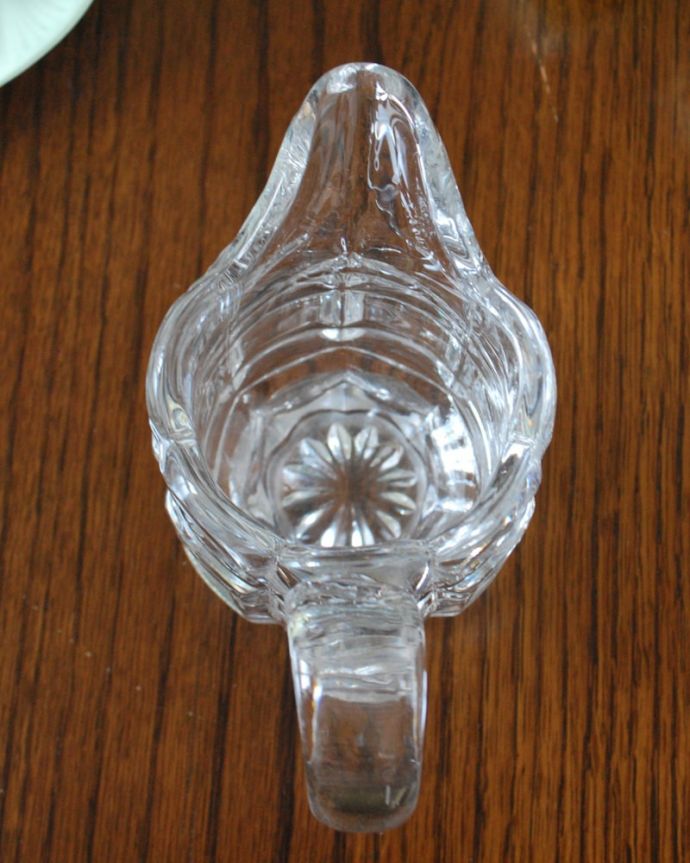 アンティーク 雑貨のガラス小物　アンティーク雑貨　イギリスから届いたアンティークガラス雑貨、可愛いプレスドグラスのミルクピッチャー。上から見るとこんな感じです。(pg-6315)