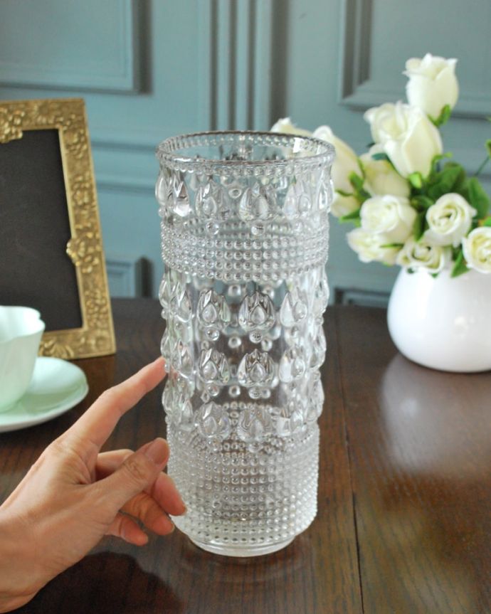 アンティーク 雑貨のガラス小物　アンティーク雑貨　イギリスのアンティークガラス雑貨、プレスドグラスの美しいフラワーベース。置くだけで華やかな雰囲気大きなサイズの花器は、お家に1つは欲しいアイテム。(pg-6316)