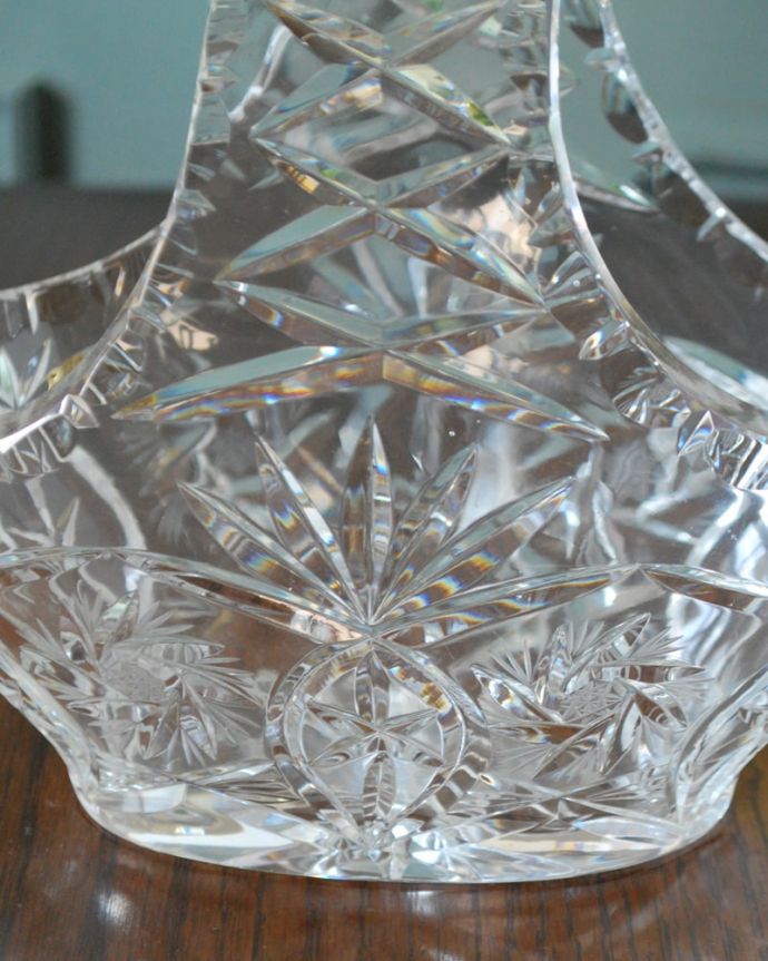 アンティーク 雑貨のガラス小物　アンティーク雑貨　イギリスのアンティークガラス雑貨、大きなプレスドグラスのバスケット。ガラスで出来た持ち手付きの可愛いバスケット見ているだけで可愛いバスケットの形をしたアンティークのプレスドグラス。(pg-6317)
