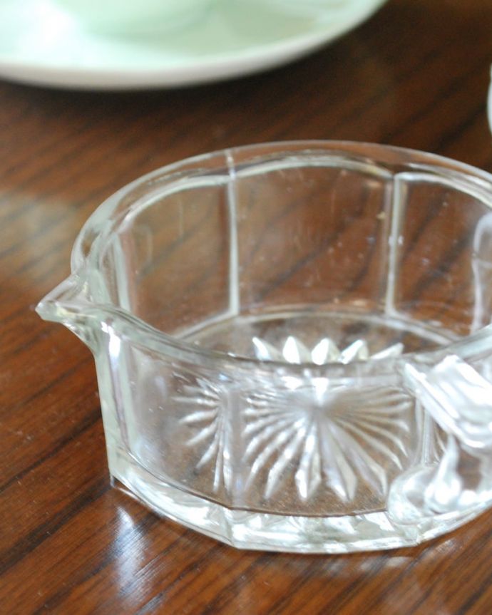 アンティーク 雑貨のガラス小物　アンティーク雑貨　イギリスで見つけたアンティークプレスドグラス、小さくて可愛いガラスのソースポット。食卓を華やかにしてくれる器日本ではあまり見かけないソースポットですが、意外にもいろんなものを入れて便利に使えます。(pg-6318)