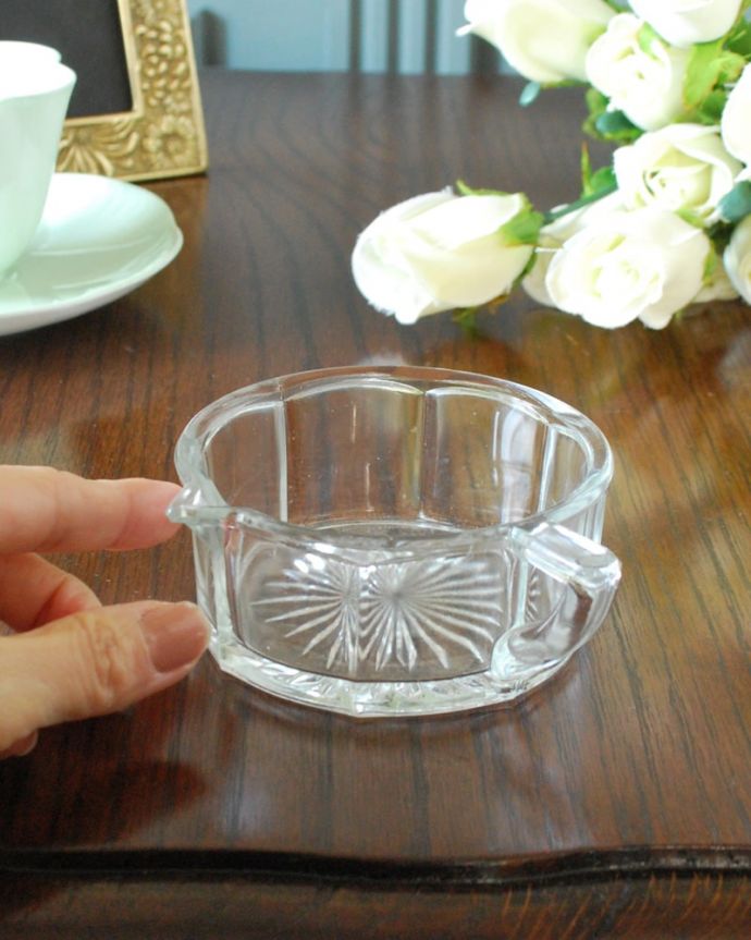 アンティーク 雑貨のガラス小物　アンティーク雑貨　イギリスで見つけたアンティークプレスドグラス、小さくて可愛いガラスのソースポット。使う度に、なんだかワクワク食事の時間が楽しくなっちゃう美しいデザイン。(pg-6318)