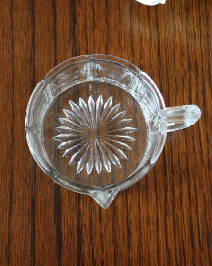 アンティーク 雑貨のガラス小物　アンティーク雑貨　イギリスで見つけたアンティークプレスドグラス、小さくて可愛いガラスのソースポット。上から見るとこんな感じです。(pg-6318)