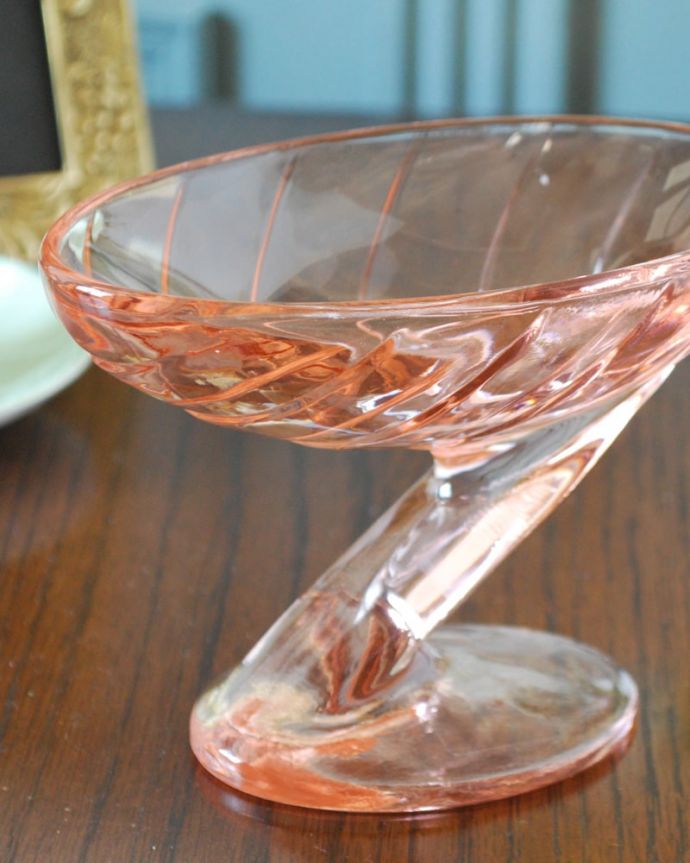 アンティーク 雑貨のガラス小物　アンティーク雑貨　イギリスのアンティークプレスドグラス、ピンク色のガラスの器。めったに見つからない色付きのガラスたくさん見つけてきても、色付きのプレスドガラスは100～200個に1個くらいしか見つかりません。(pg-6321)
