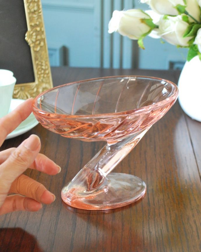 アンティーク 雑貨のガラス小物　アンティーク雑貨　イギリスのアンティークプレスドグラス、ピンク色のガラスの器。見ているだけでワクワクしちゃう飾って眺めているだけでうっとりする美しさ。(pg-6321)