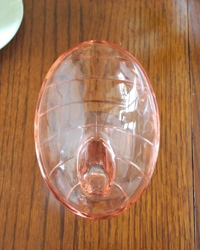 アンティーク 雑貨のガラス小物　アンティーク雑貨　イギリスのアンティークプレスドグラス、ピンク色のガラスの器。上から見るとこんな感じです。(pg-6321)