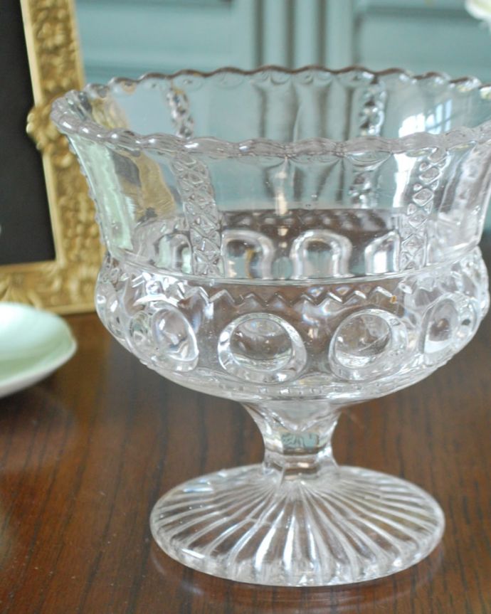 アンティーク 雑貨のガラス小物　アンティーク雑貨　イギリスで見つけたアンティークガラスの脚付きデザートグラス（プレスドグラス）。デザート用に作られた美しいガラスの器食卓で使われたガラスはどれも美しいですが、特にめずらしいデザート用。(pg-6322)