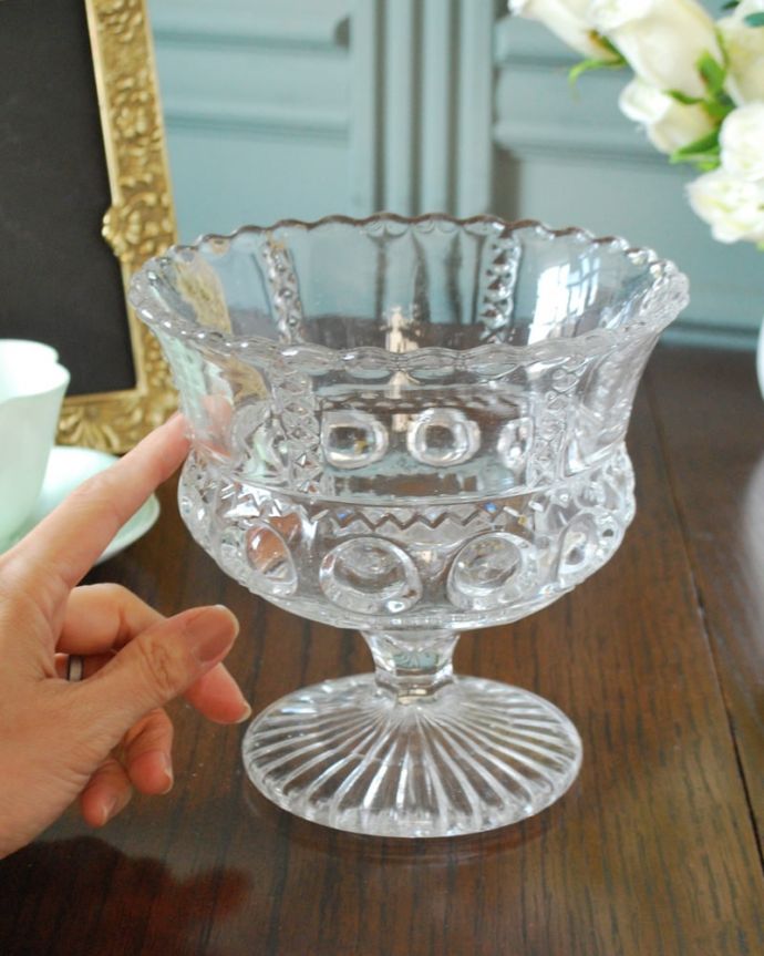 アンティーク 雑貨のガラス小物　アンティーク雑貨　イギリスで見つけたアンティークガラスの脚付きデザートグラス（プレスドグラス）。どれも個性的で美しい形が個性的なデザート用のグラス。(pg-6322)