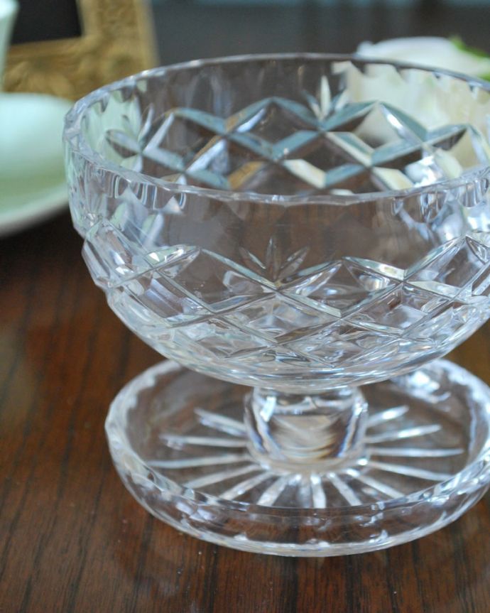 アンティーク 雑貨のガラス小物　アンティーク雑貨　イギリスのアンティーク雑貨、脚が付いたデザートグラス（プレスドグラス）。デザート用に作られた美しいガラスの器食卓で使われたガラスはどれも美しいですが、特にめずらしいデザート用。(pg-6323)