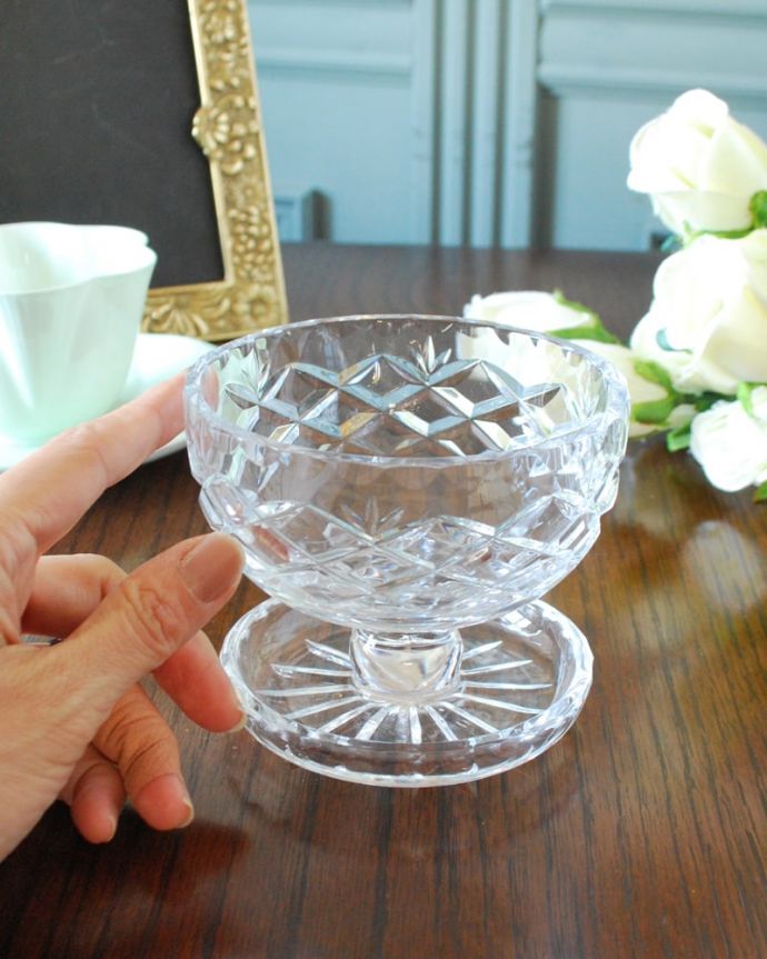 アンティーク 雑貨のガラス小物　アンティーク雑貨　イギリスのアンティーク雑貨、脚が付いたデザートグラス（プレスドグラス）。どれも個性的で美しい形が個性的なデザート用のグラス。(pg-6323)