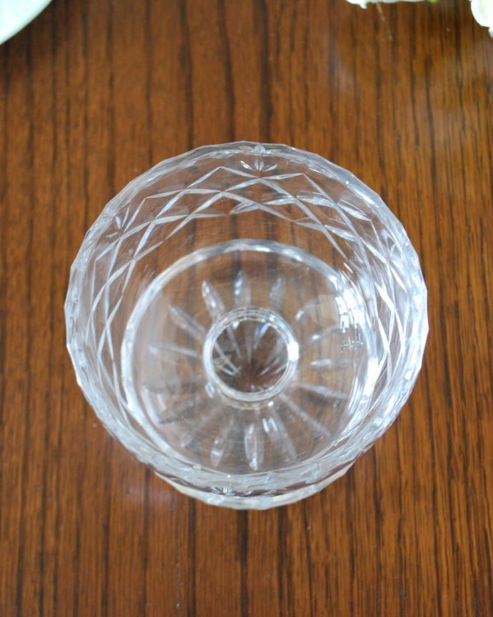 アンティーク 雑貨のガラス小物　アンティーク雑貨　イギリスのアンティーク雑貨、脚が付いたデザートグラス（プレスドグラス）。上から見るとこんな感じです。(pg-6323)