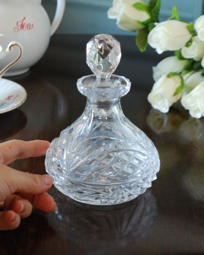 アンティークガラスの香水ボトル、イギリスで見つけた美しい