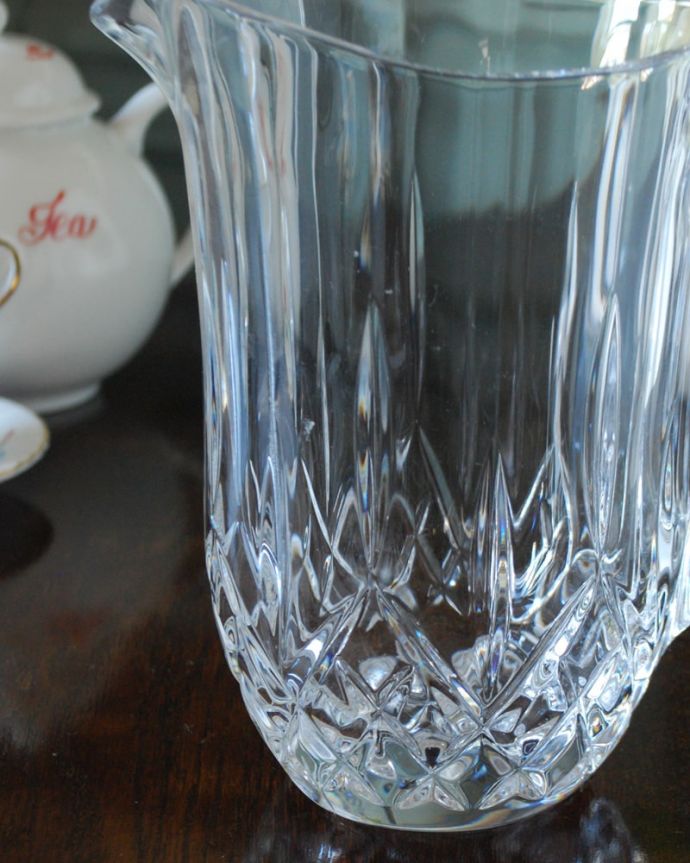 アンティーク 雑貨のガラス小物　アンティーク雑貨　ウォータージャグ 大サイズ　英国の家庭には必ずあるウォータージャグアルコールを飲まない人のためにテーブルの中央にお水を置いて置かれていたウォータージャグ。(pg-6343)