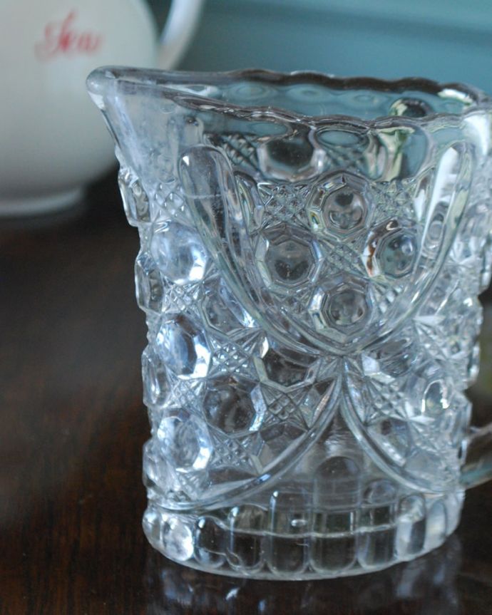 アンティーク 雑貨のガラス小物　アンティーク雑貨　ウォータージャグ（中サイズ）ピッチャー　英国の家庭には必ずあるウォータージャグアルコールを飲まない人のためにテーブルの中央にお水を置いて置かれていたウォータージャグ。(pg-6344)