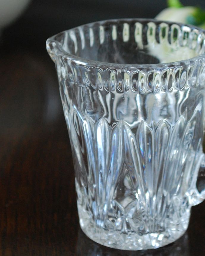 アンティーク 雑貨のガラス小物　アンティーク雑貨　ウォータージャグ（小小サイズ）ピッチャー　英国の家庭には必ずあるウォータージャグアルコールを飲まない人のためにテーブルの中央にお水を置いて置かれていたウォータージャグ。(pg-6345)