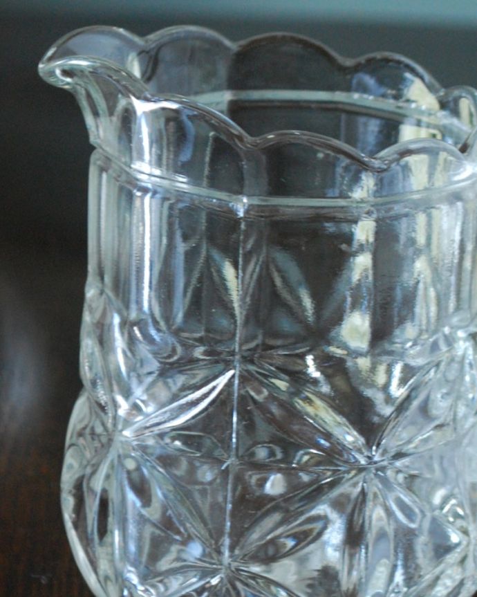 アンティーク 雑貨のガラス小物　アンティーク雑貨　ウォータージャグ（小小サイズ）ピッチャー　英国の家庭には必ずあるウォータージャグアルコールを飲まない人のためにテーブルの中央にお水を置いて置かれていたウォータージャグ。(pg-6347)