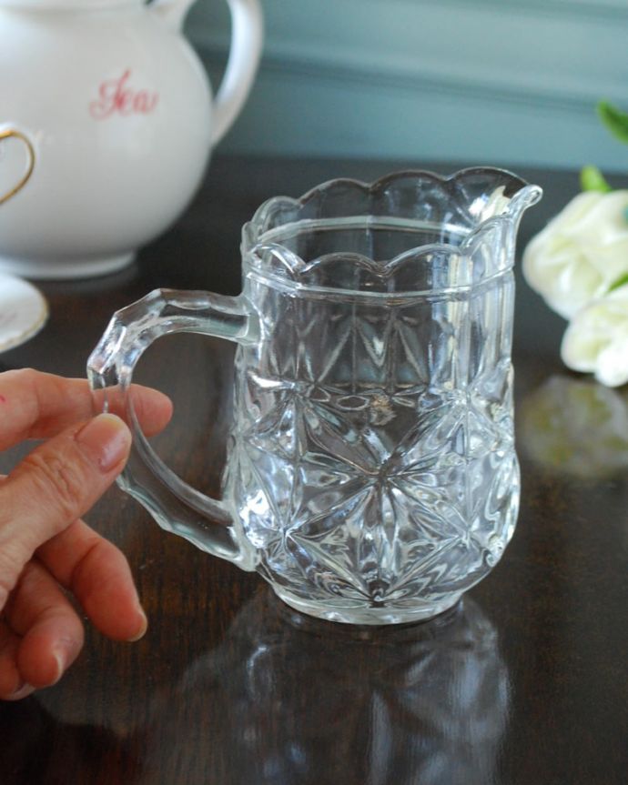 アンティーク 雑貨のガラス小物　アンティーク雑貨　ウォータージャグ（小小サイズ）ピッチャー　いろんな使い方が出来ます飲み物を入れるのはもちろんフラワーベースとしても使いやすい便利なサイズです。(pg-6347)