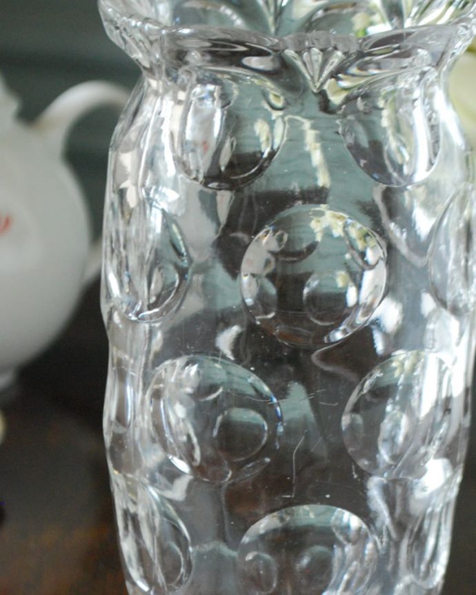 アンティーク 雑貨のガラス小物　アンティーク雑貨　フラワーベース（脚あり）　普段の生活にパッと華を添えてくれるアンティーク気軽に使えるアンティークのプレスドグラスの中で、もっとも英国らしいアイテムの花器。(pg-6355)