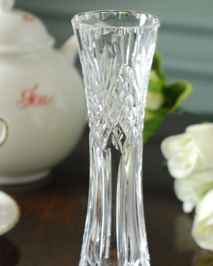 アンティーク 雑貨のガラス小物　アンティーク雑貨　フラワーベース（脚あり）中サイズ　普段の生活にパッと華を添えてくれるアンティーク気軽に使えるアンティークのプレスドグラスの中で、もっとも英国らしいアイテムの花器。(pg-6357)